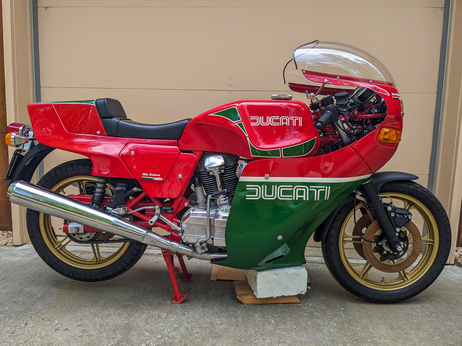 Ducati
              MHR 900