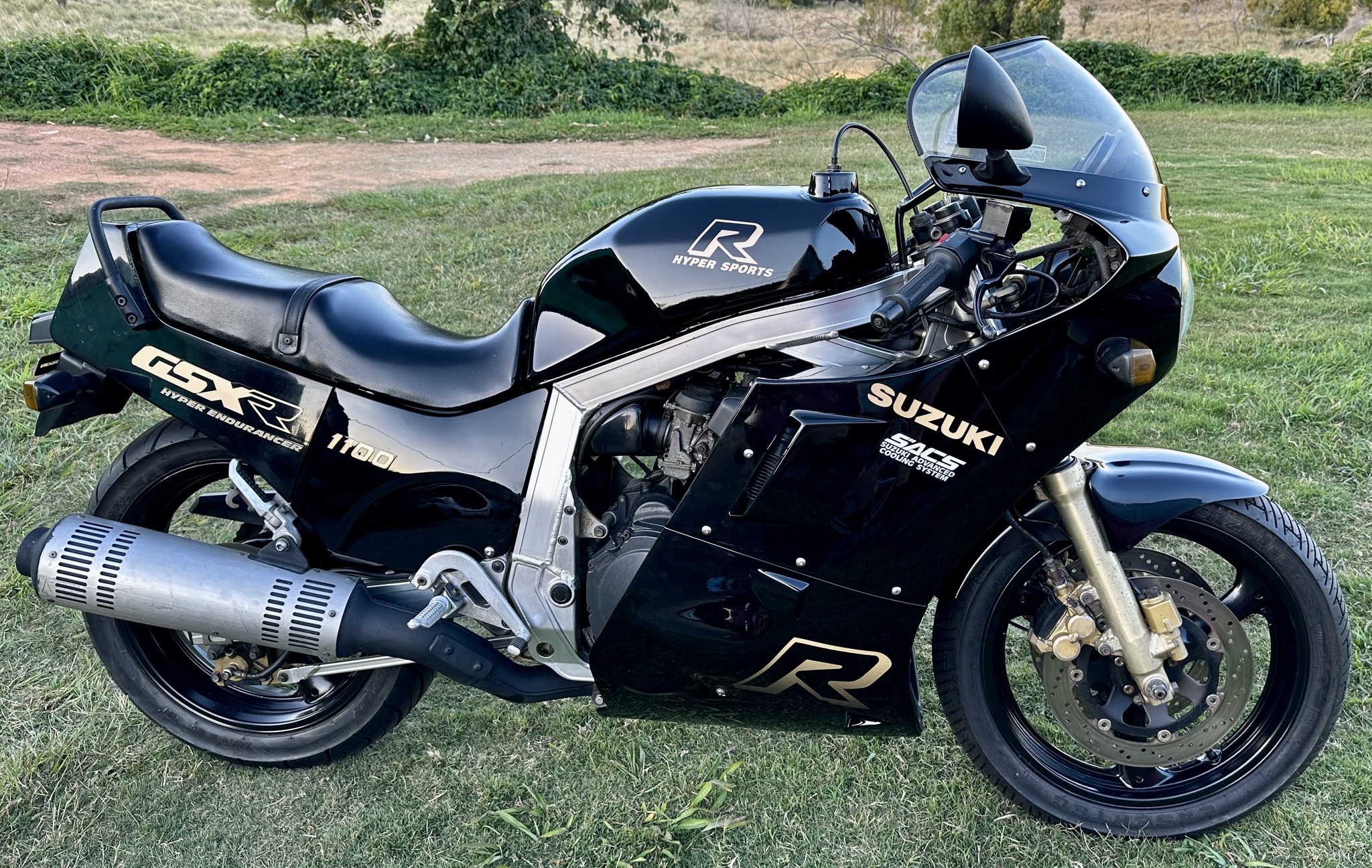 Suzuki
              GSX-R1100