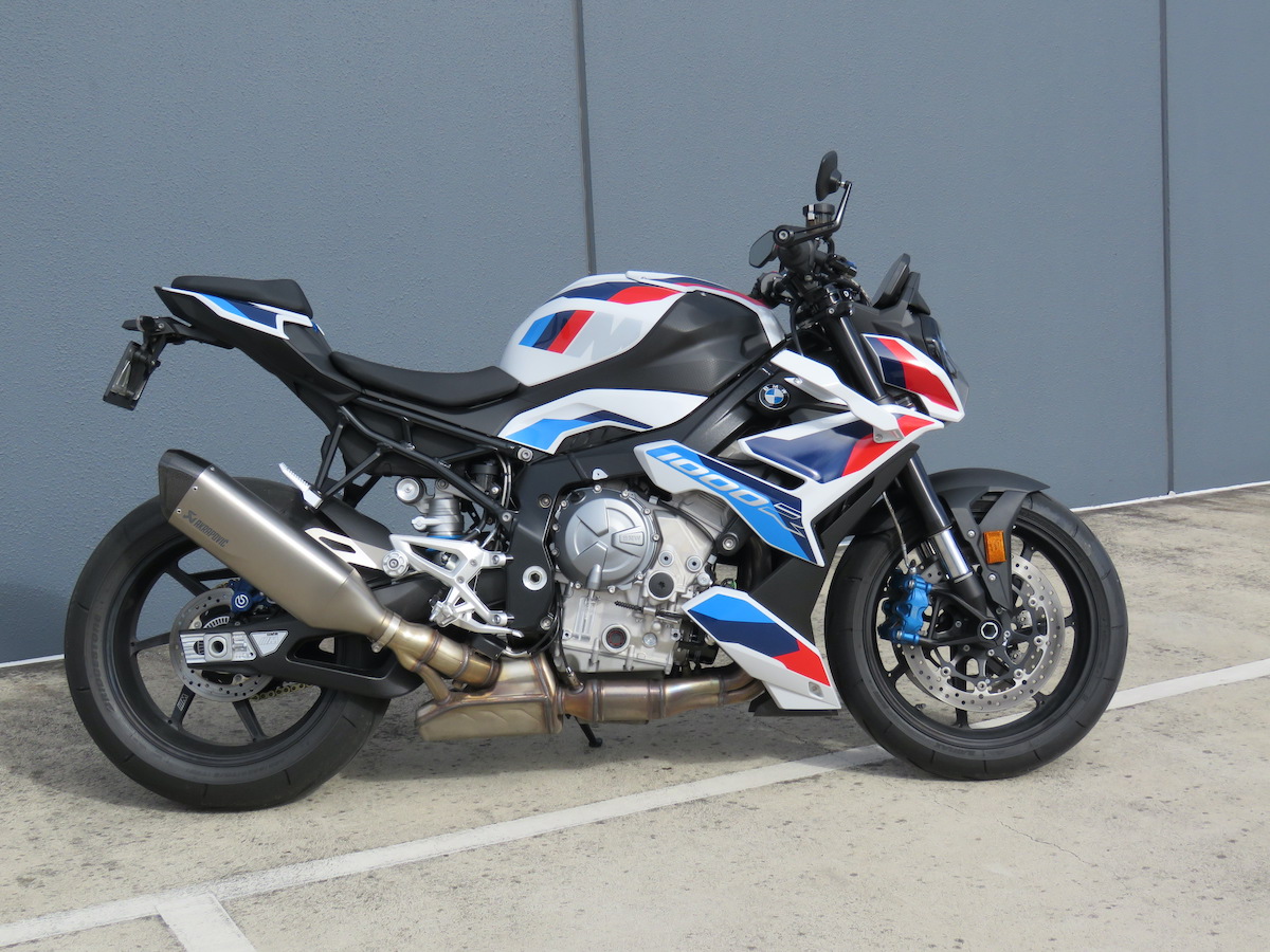 bmw m 1000
                    r