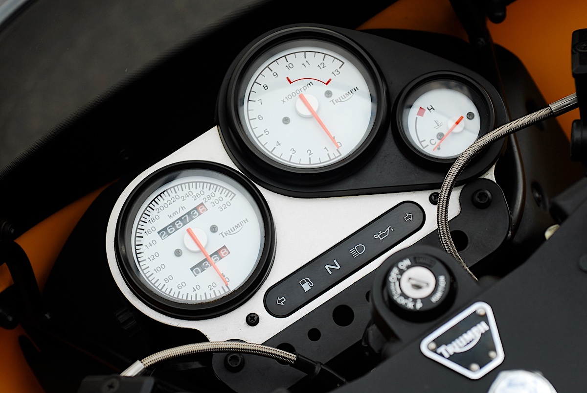 triumph daytona 1200