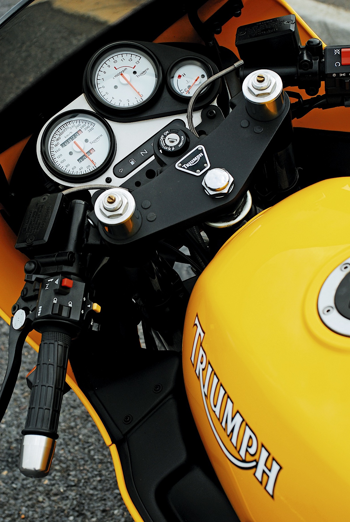 triumph daytona 1200