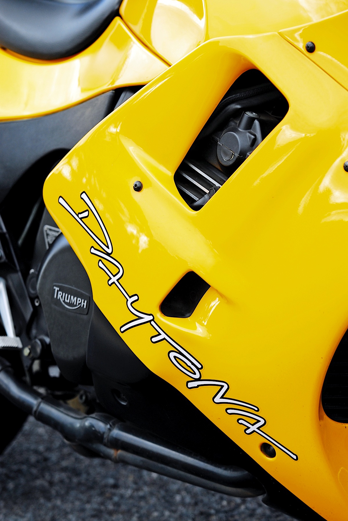 triumph daytona 1200