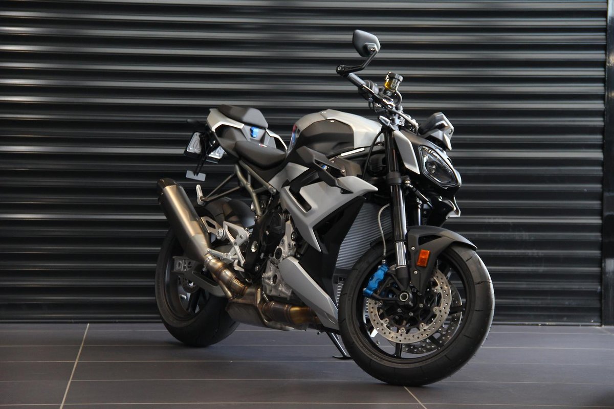 bmw m
              1000 r 2026