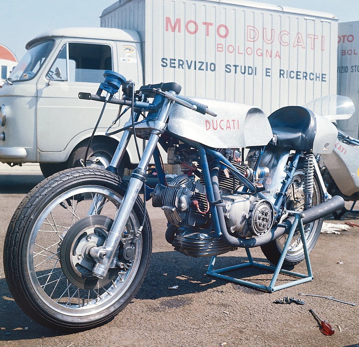 Ducati
              500 V-twin racer 1971